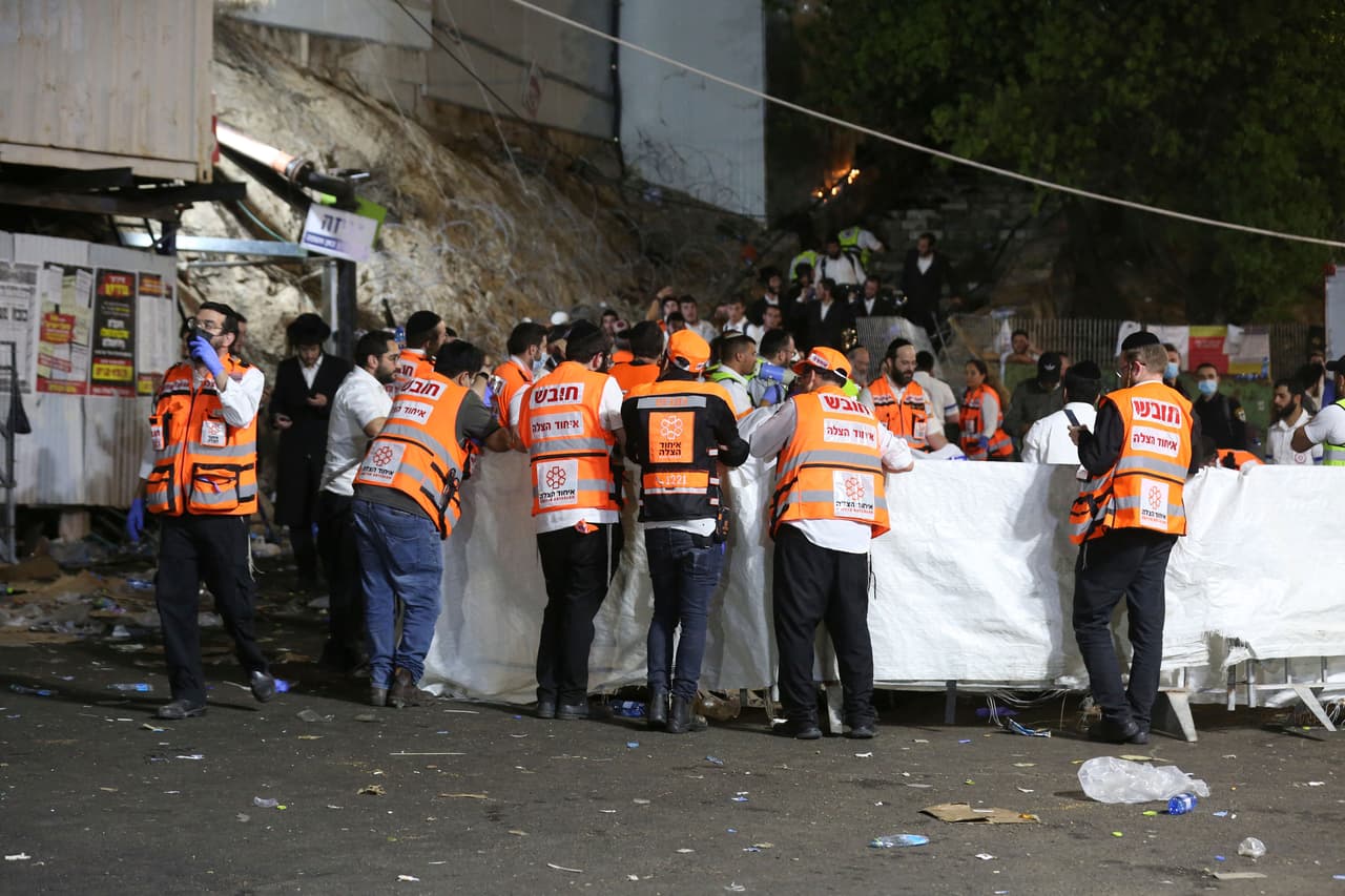 El periódico israelí
<i>Haaretz</i> precisó que el accidente ocurrió cuando la policía intentaba evacuar a miles de personas a través del estacionamiento y estaciones de transporte público luego de cerrar la entrada principal del sitio donde ocurrió la tragedia.