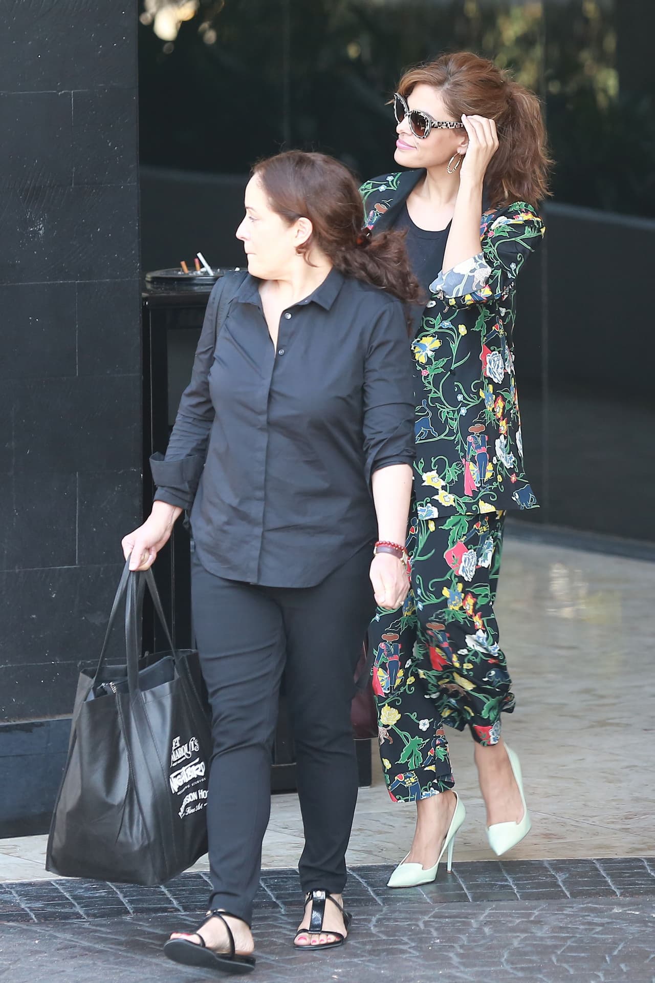 Eva Mendes apareció luciendo fantástica en ese estilo vintage que la caracteriza.