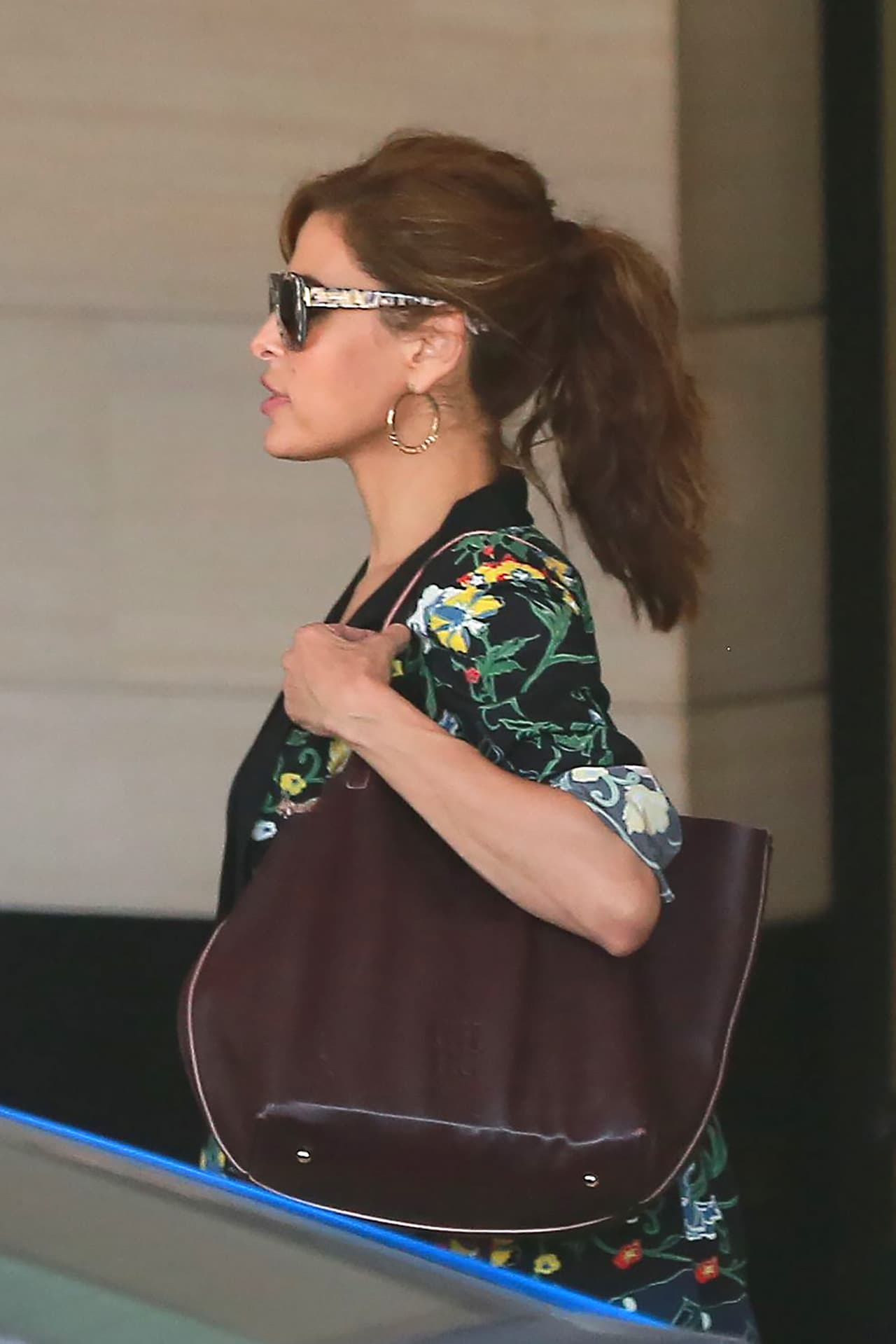 Con lentes oscuros en ojo de gato, que es súper retro y fashión.