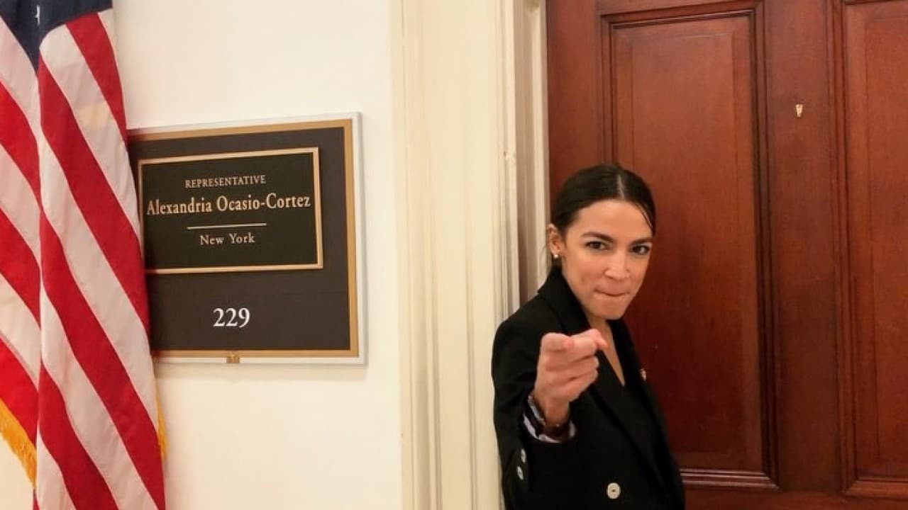 <h3 class="cms-H3-H3">“¡Las congresistas también bailan!”: Un video de AOC bailando se vuelve viral y ella responde con más baile</h3>
<br>
<br>Cuando un grupo extremista publicó un video de la congresista bailando con la intención de desprestigiarla, ella aprovechó para mover el bote una vez más. La congresista publicó un video en su Twitter de ella bailando frente a su oficina, diciendo: “He oído que el partido republicano piensa que las mujeres que bailan son escandalosas. ¡Espera a que descubran que las congresistas también bailan!”