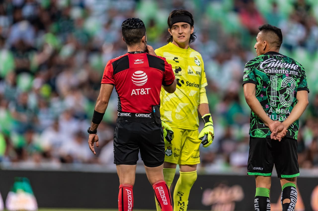 Tras consultar con el VAR, el árbitro dio por bueno el tanto.