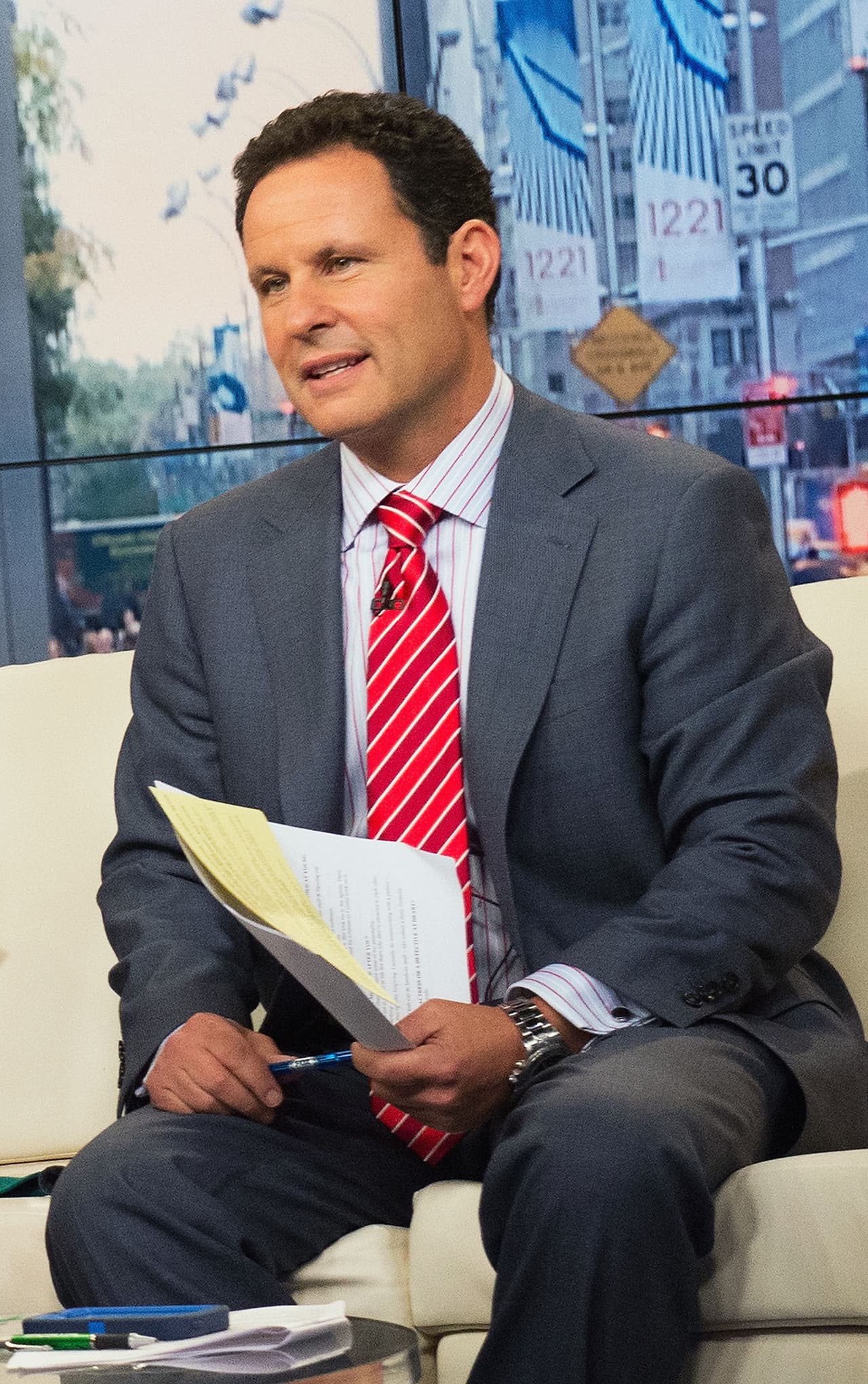 Kilmeade mencionó presuntos "informes" de que el esposo de la reina Isabel se había 
<b><a href="https://www.huffpost.com/entry/prince-philip-fox-news-meghan-markle-prince-harry_n_60703d36c5b6616dcd769838" target="_blank">"enfurecido después de la entrevista"</a></b> que su nieto y su esposa le dieron a Oprah. 
<br>