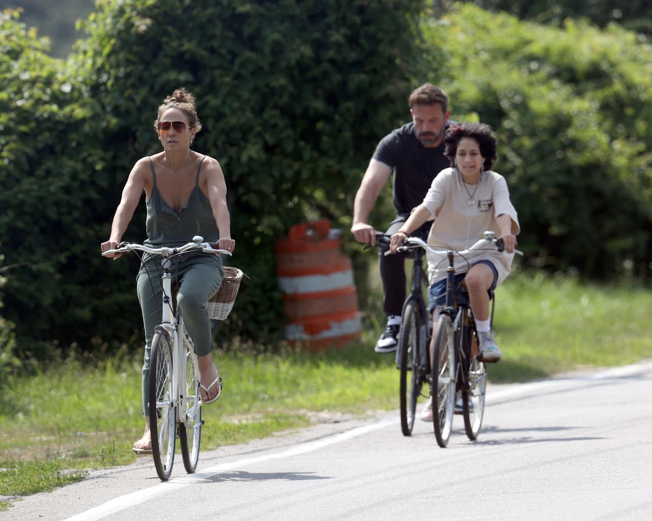La cantante, su esposo y Emme fueron captados en un viaje en bicicleta.
<br>