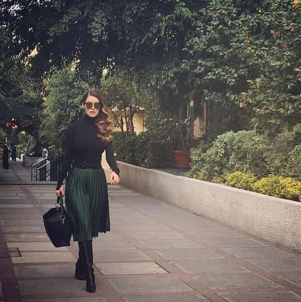 Por donde quiera que camina acapara las miradas de los caballeros, pero también de las mujeres que quieren lucir como ella.