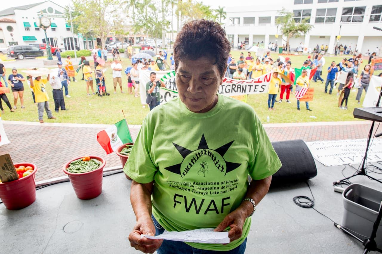 Armandina Olivares es una mexicana que lleva 13 años en EEUU. Este año participó en la marcha del Día Sin Inmigrantes en Homestead donde
<b><a href="http://www.univision.com/noticias/indocumentados/ninguna-ley-podra-liberar-este-pais-de-los-migrantes-la-combativa-carta-de-una-mexicana-el-1-de-mayo">leyó una carta</a></b> en la que insta a las personas que, como ella, vinieron a este país a ganarse la vida, a luchar por sus derechos.