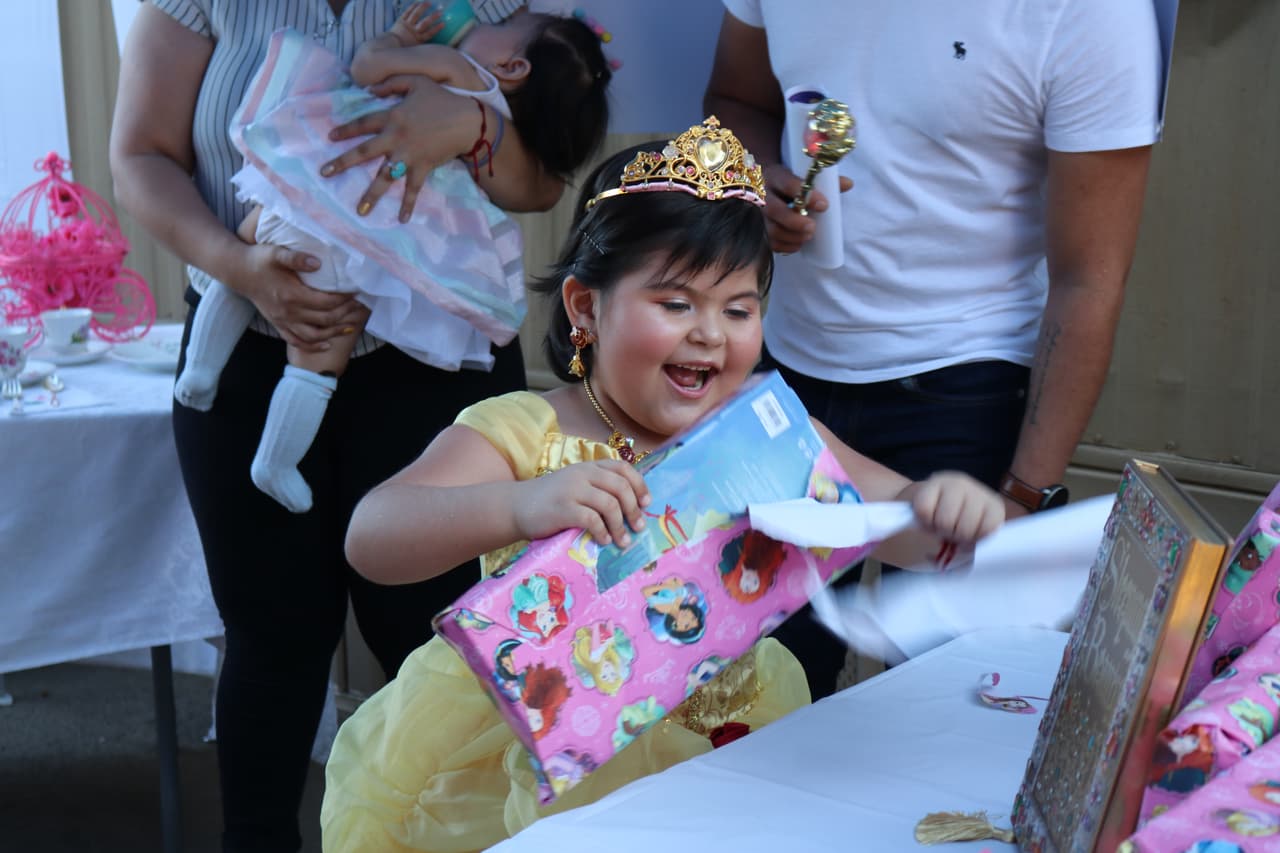 La pequeña y su familia fueron elegibles y la semana pasada la pequeña recibió la sorpresa. 
<br>