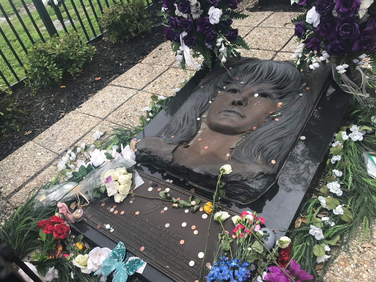 El 31 de marzo de 1995, la ex presidenta de su club de fans, Yolanda Saldívar, le disparó a Selena por la espalda hiriéndola mortalmente. Los restos de la cantante descansan en el cementerio Seaside Memorial Park, en Corpus Christi.