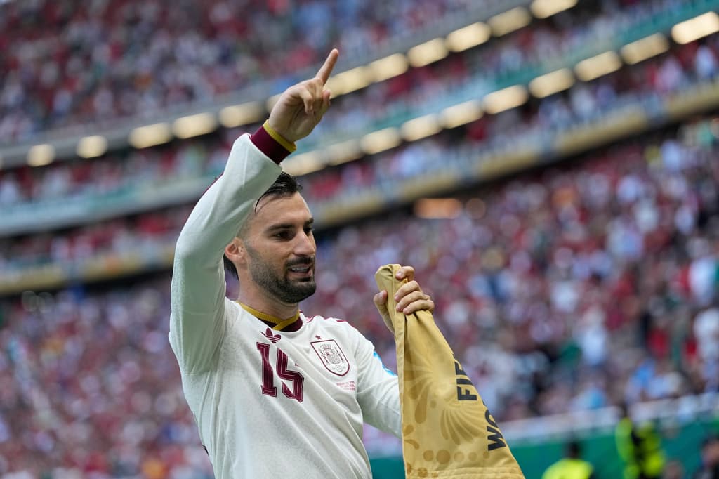 Alex Baena de España celebra su primera anotación.