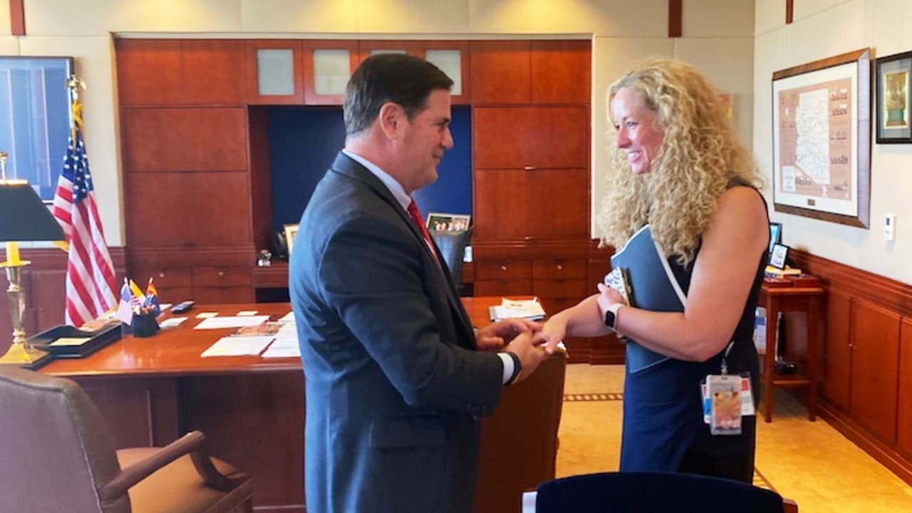 Renuncia directora de salud de Arizona, un día después de asegurar que seguiría recomendaciones de los CDC