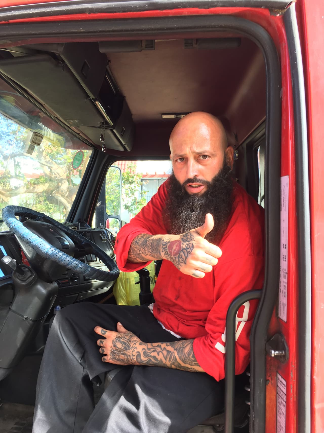 Johnny López, de 41 años, es un recolector de desechos con Ojito Waste Services en Hialeah. Tan solo en el condado de Palm Beach solo 400 camiones de desechos fueron contratados para remover unas aproximadas tres millones de yardas cúbicas de desperdicios. Foto: David Adams