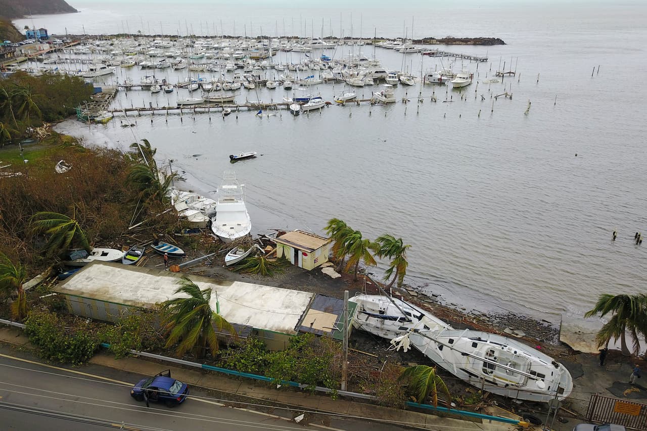 Decenas de botes afectados por los fuertes vientos y lluvias de María, en Fajardo, al noreste de la isla.