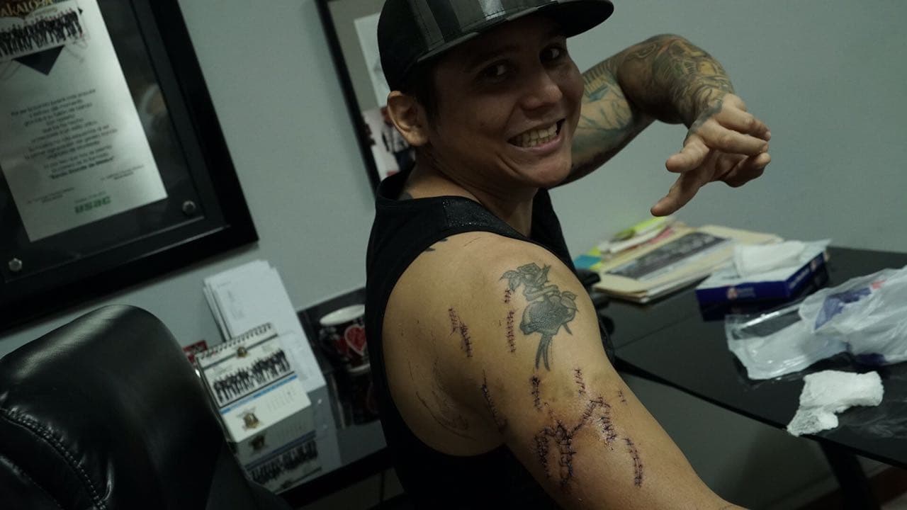 Recién se cortó el brazo con los vidrios de una botella, y la cicatriz que le quedará será parte de los tatuajes que se ha hecho, pues todos tienen un significado diferente y especial en su vida.