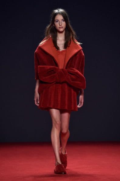 Viktor&Rolf se enfocó tanto en su colección temática sobre la obsesión de los famosos por las alfombras rojas, que olvidó hacer hermosos diseños para la Semana de la Moda en París.