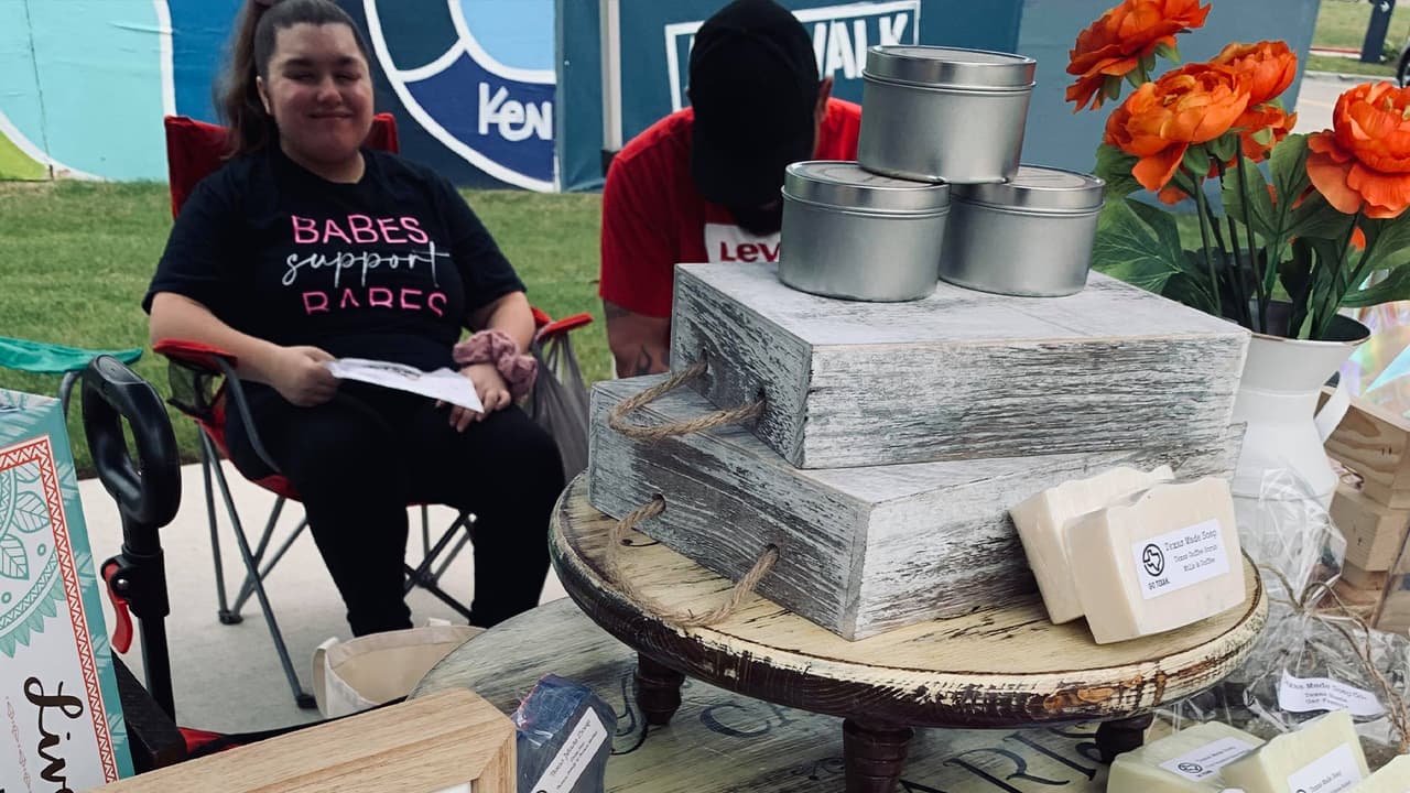 “Están aprendiendo sobre fragancias, colores, como hacer una mezcla y además ellos mismos eligen la forma y el molde de su jabón. Una vez que está terminado, aprenden a empacar y etiquetar su propio producto”, continuó Miniel.