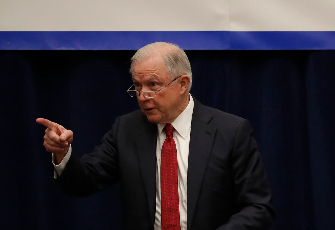 "Usaré todo el poder que tengo para detenerlos", dice el fiscal Sessions tras demandar a California por su política santuario