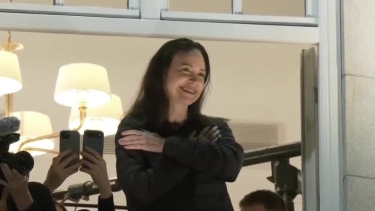 María Corina Machado hace su primera aparición pública desde el balcón del Grand Hotel en Olso