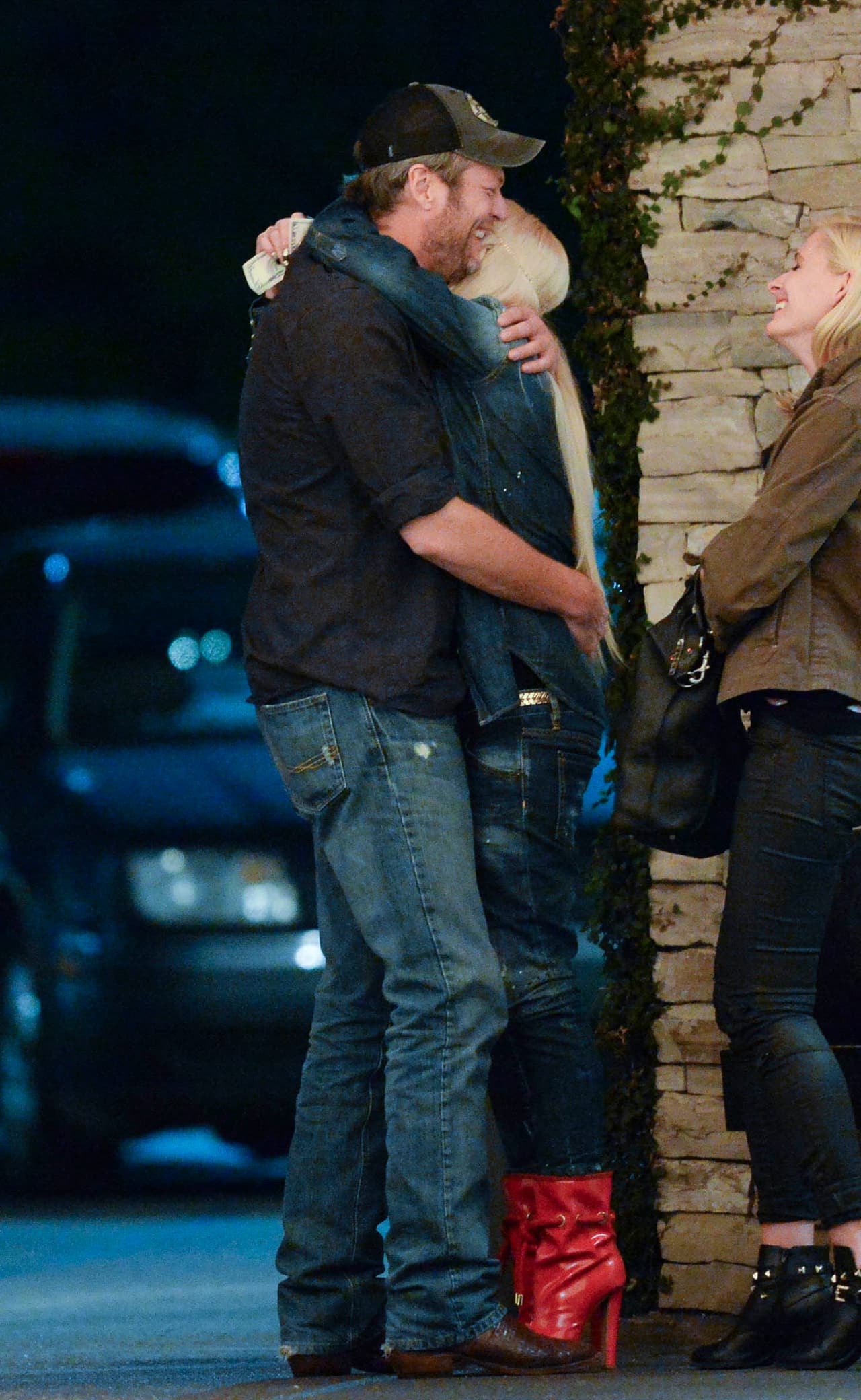 Blake Shelton encontró consuelo rápido en los brazos de Gwen Stefani.