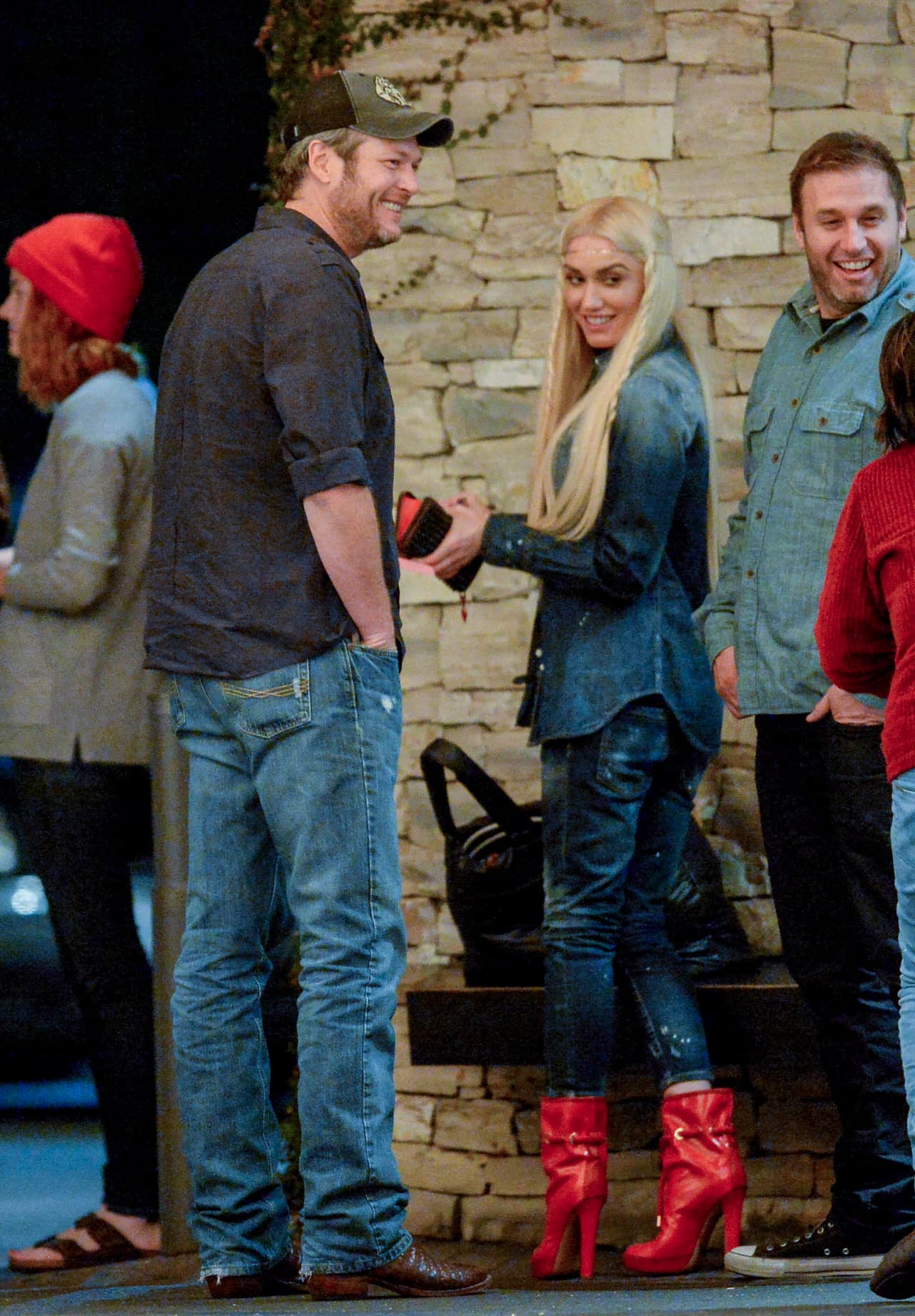 Blake y Gwen pasan el tiempo juntos disfrutando de su amor.