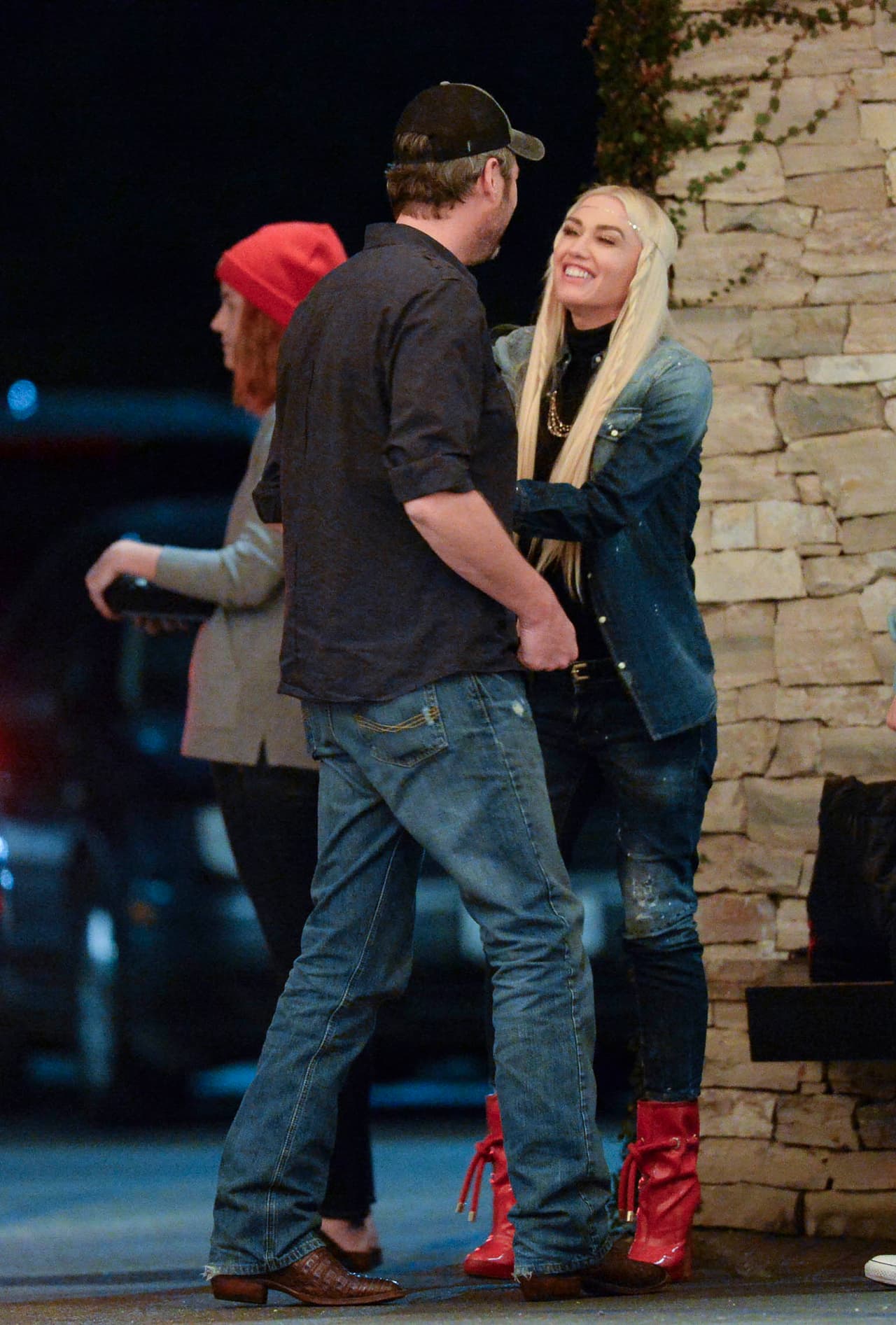 Mientras tanto ella no cabe de la felicidad con este hombre.