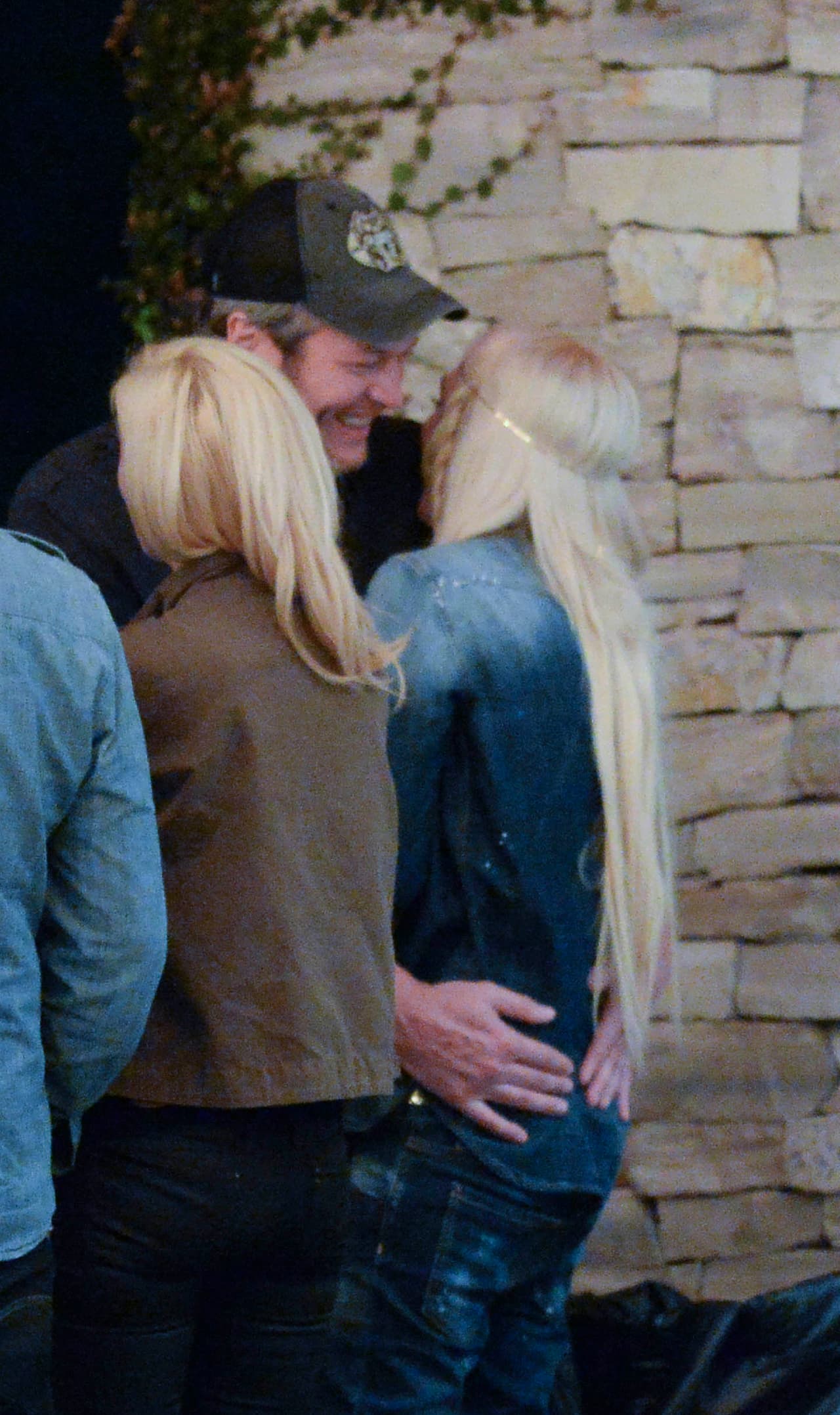 La pareja se ve profundamente enamorada y feliz.