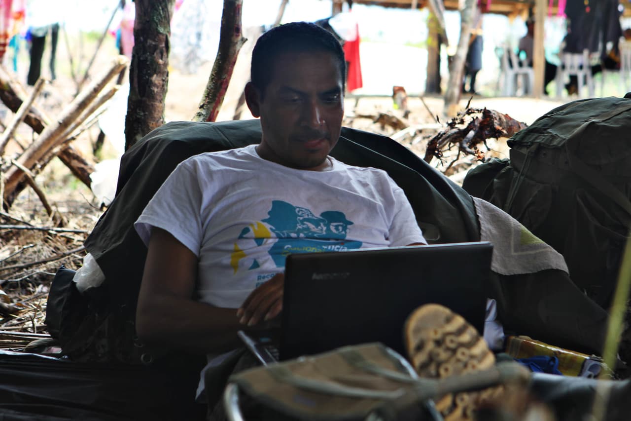 Anders usa su laptop para componer música revolucionaria.