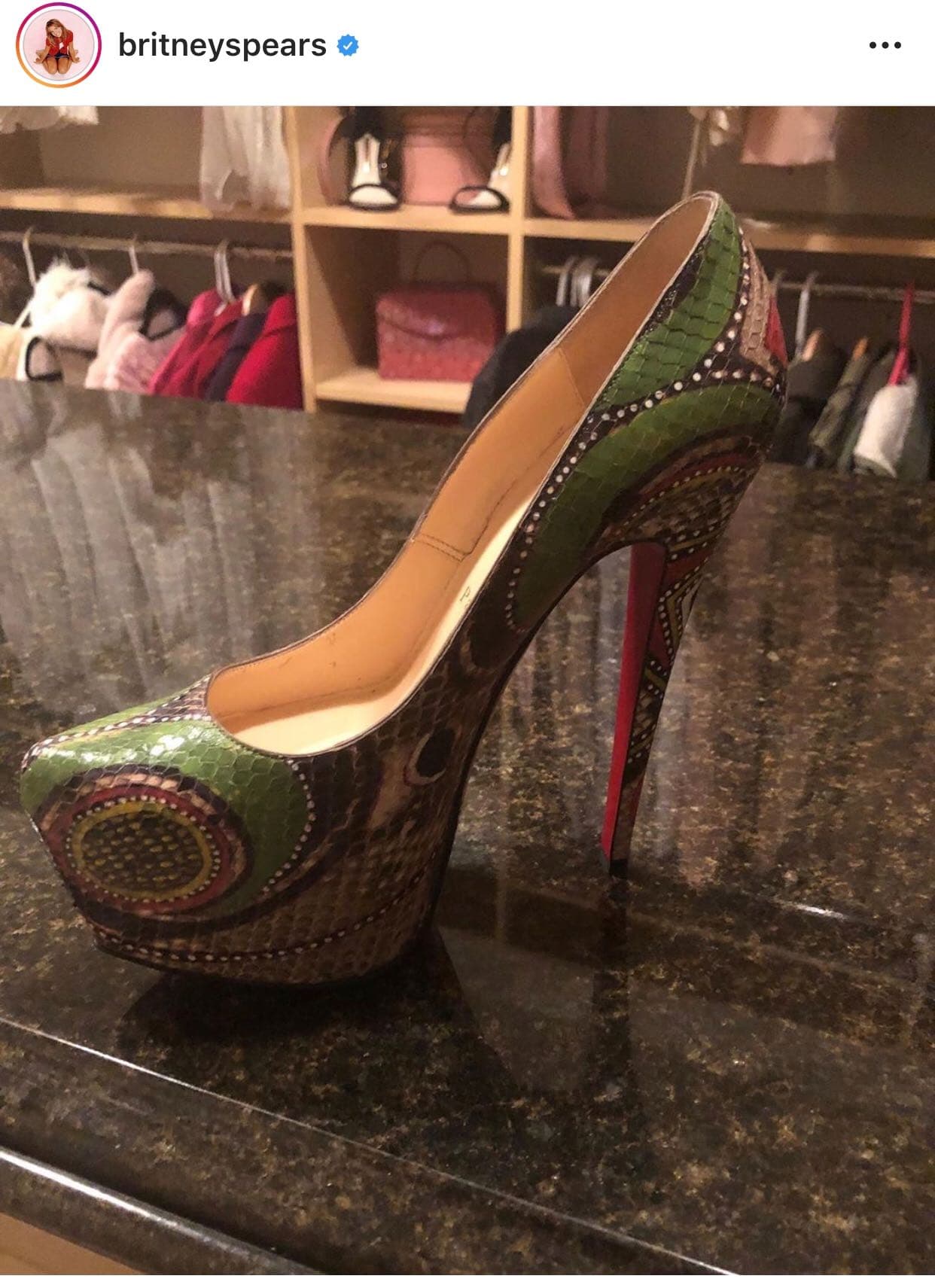 Este jueves 15 de agosto publicó la
<b><a href="https://www.instagram.com/p/B1MOKuXAFUW/"> imagen de unos zapatos</a></b>. La intérprete aseguró en el pie de foto que nunca los usó, a pesar de que le costaron miles de dólares.