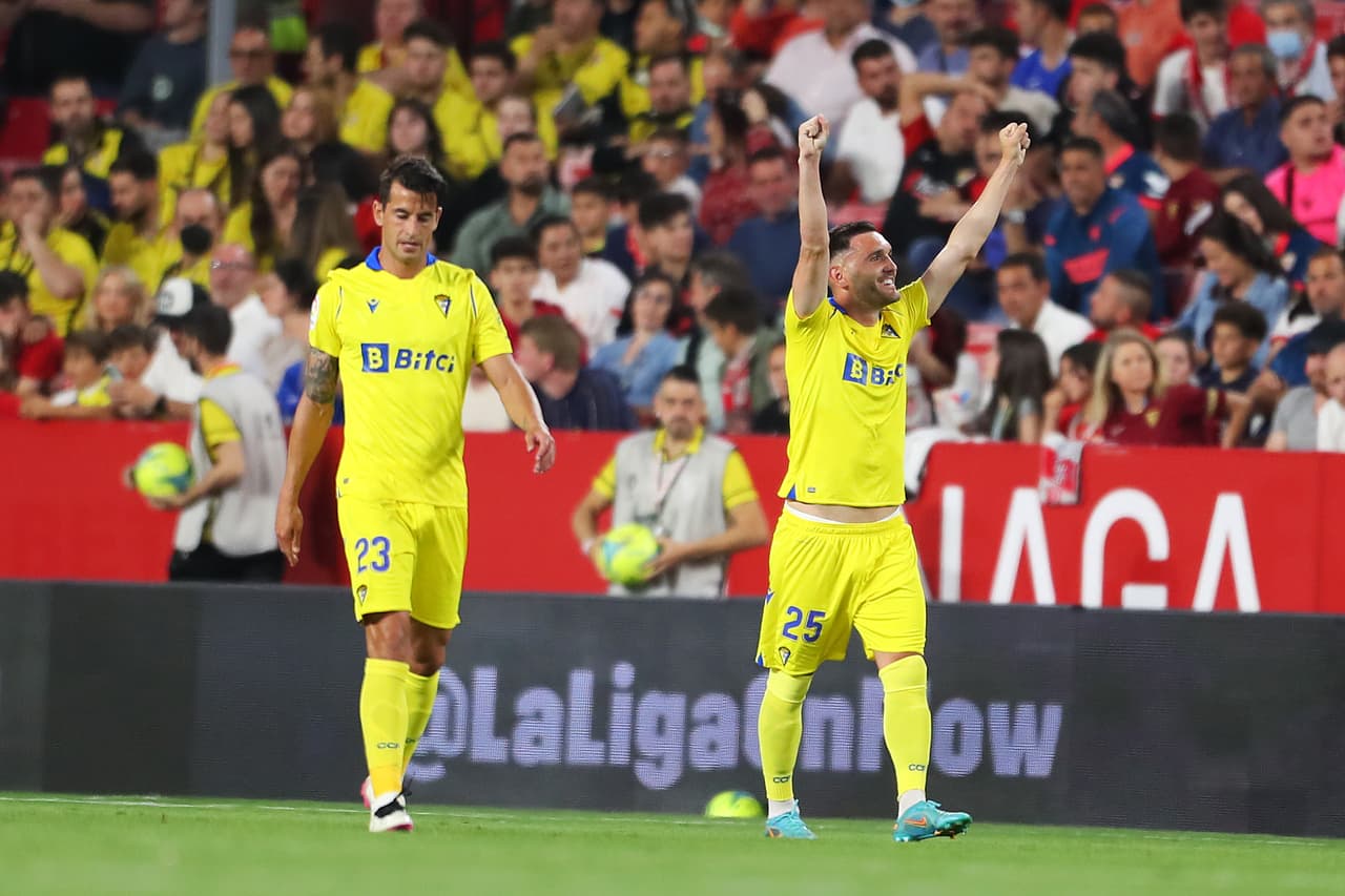 Con un golazo de tiro libre de Pérez, el Cádiz sacó un punto muy importante para eludir el descenso y dejó al Sevilla a expensas del Barcelona y el Betis en la lucha por el segundo lugar de LaLiga.