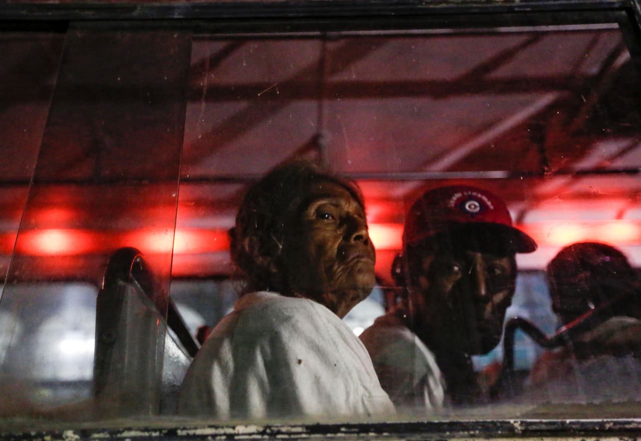 En Nicaragua se trasladan en autobuses a las personas en peligro de ser afectadas poe el Otto. 23 de noviembre.