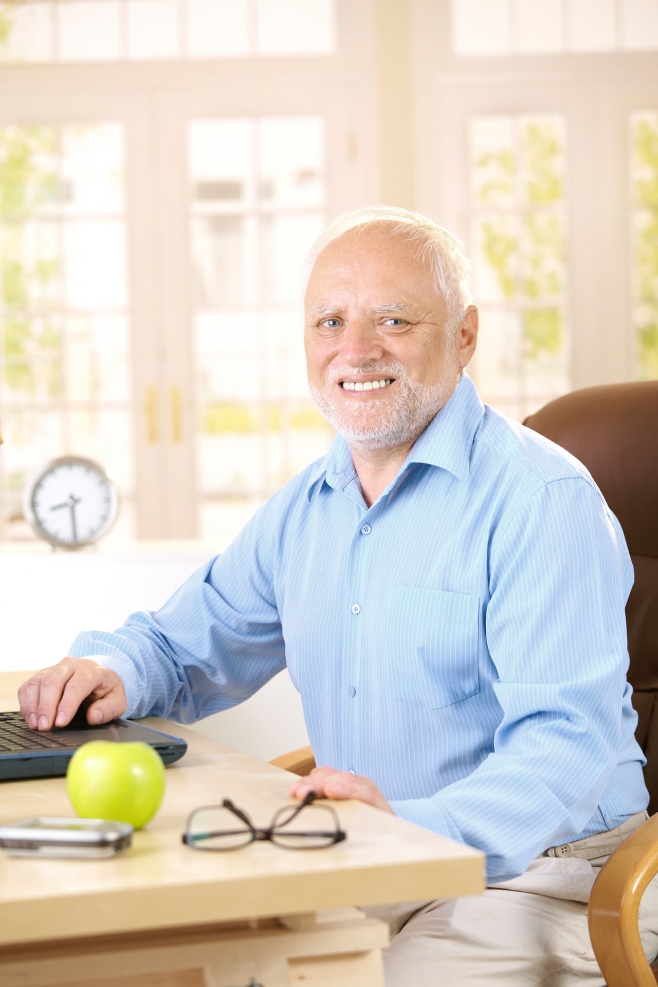 Meme de señor mayor trabajando