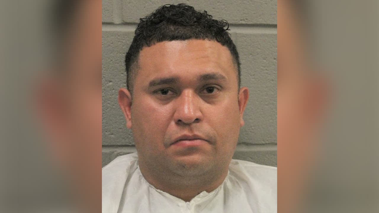 Acusan a exoficial del condado Harris de robar miles de dólares en efectivo a dueños de negocios