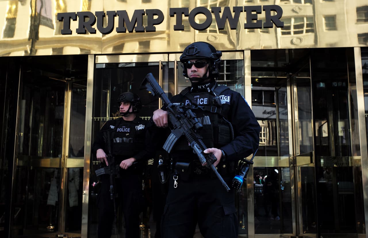 Armas largas a las puertas de la ahora impenetrable Torre Trump, en Manhattan