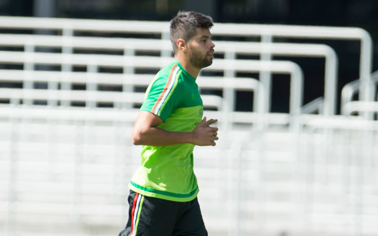 El defensa Néstor Araujo sale bien de una cirugía en la mano