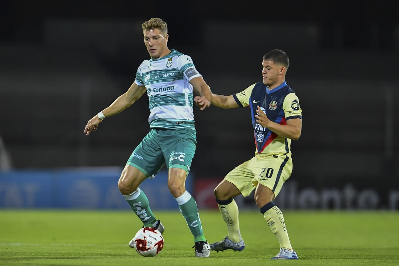 Los Santos arrancan con la intensión de adeuñarse del balón, pero el América no se los deja hacer fácilmente.