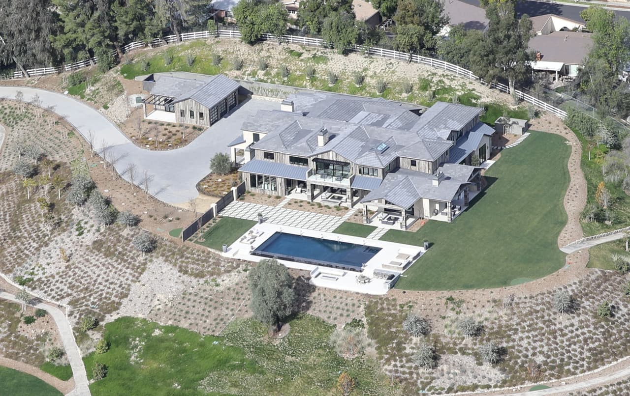 La mansión de Kylie Jenner, ubicada en la cima de una montaña, al fin está terminada después de un año de renovaciones, y su impresionante construcción hace palidecer a la de Kim Kardashian y Kanye West.
<br>