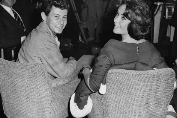 El final de la década de 1950, quedó marcado con el triángulo amoroso que involucró a los actores Elizabeth Taylor y Eddie Fisher cuando él seguía casado con Debbie Reynolds y Taylor recién enviudaba.