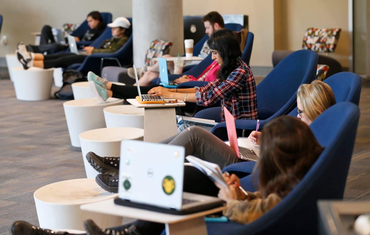 <b>ASPIRA Association</b>
<br>
<a href="http://www.aspira.org/book/how-enroll-post-secondary-education-scholarships-resources-and-college-information">Accenture</a> ofrece pasantías (o internships, en inglés) y becas de 3,000 dólares para estudiantes en su segundo año de universidad que estén estudiando Negocios, Ingeniería, Informática (Computer Science), Sistemas de información o Matemáticas. Son otorgadas en conjunto con la Asociación ASPIRA.