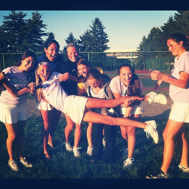 Con apenas 17 años, la jovencita de 35 pies de altura (1.85m) ha tenido que enfrentar diversos calificativos desagradables por su exótica fisionomía.