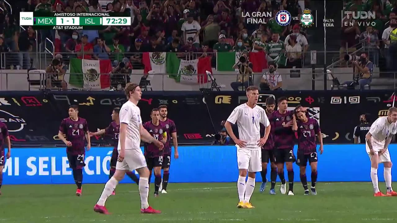 ¡GOL!  anota para México. Hirving Lozano