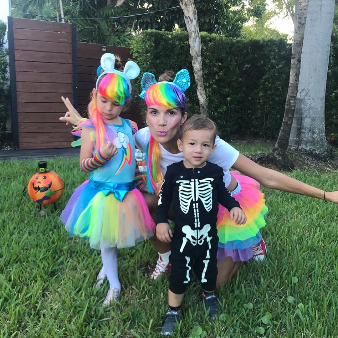 Michelle estaba encantada con su cabello de arcoíris y Liam muy cómodo con su disfraz de calaca.
