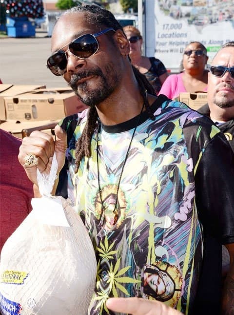 Otra manera de agradecer fue regalando pavos, y Snoop Dogg se sacó un diez con esta labor.