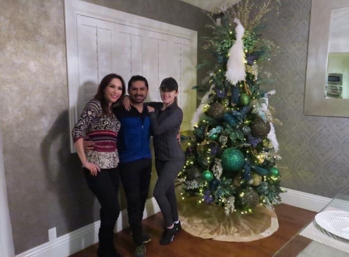 Mientras tanto, Larry Hernández ya puso el arbolito de Navidad junto a su amada Kenia.