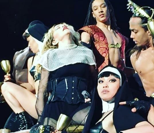 Con esta imagen, Madonna le dio las gracias a todos sus fans: "Feliz Thanksgiving desde el y su rebel heart! Les damos las gracias!...".