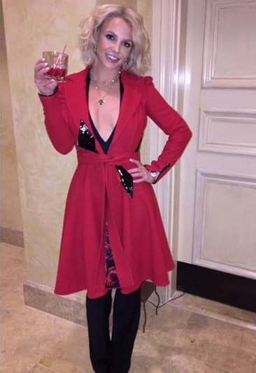 Y Britney celebra estas fechas brindando, para ella ya es Navidad. ¡Salud!