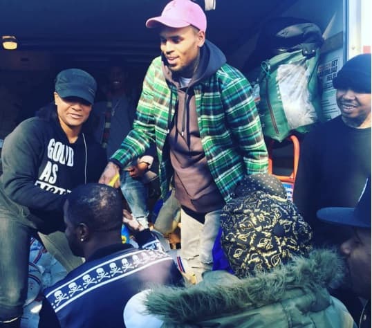 El que también repartió pavos en Queens fue Chris Brown, el rapero se notaba muy emocionado por su buena acción.