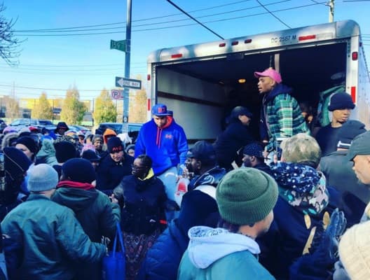 La gente no dejaba de agradecerle este magnífico gesto. Por cierto, también se unió 50 Cent.