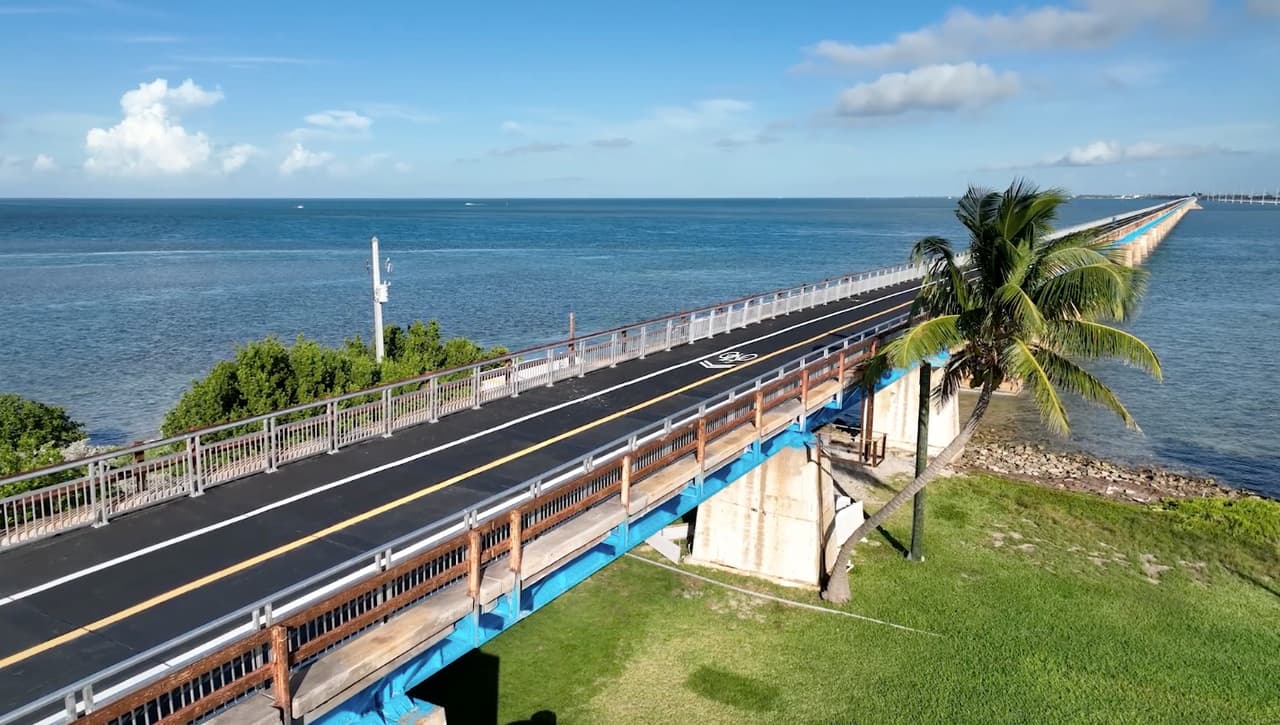 El puente fue parte de la construcción de una vía de ferrocarril que conectó cada uno de los Cayos con Florida continental. Y en 1938 fue transformado para servir a automóviles.
<br>