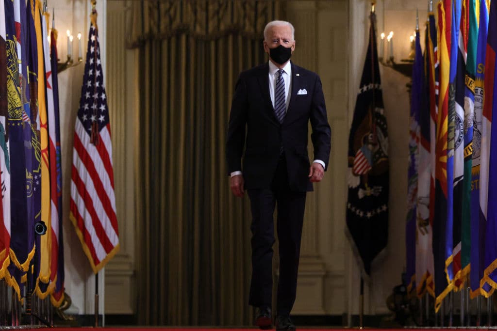 Biden arrancó su mensaje con una aparente alusión a su antecesor, Donald Trump. “
<a href="https://www.univision.com/noticias/salud/nos-preocupan-los-niveles-de-propagacion-y-de-inaccion-la-oms-declara-la-pandemia-por-el-coronavirus">Hace un año fuimos golpeados por un virus</a> que fue recibido con silencio y se dispersó sin que nadie lo revisara, con negaciones por días, por semanas, por meses. Eso causó más muertes, más infecciones, más estrés y más soledad”.