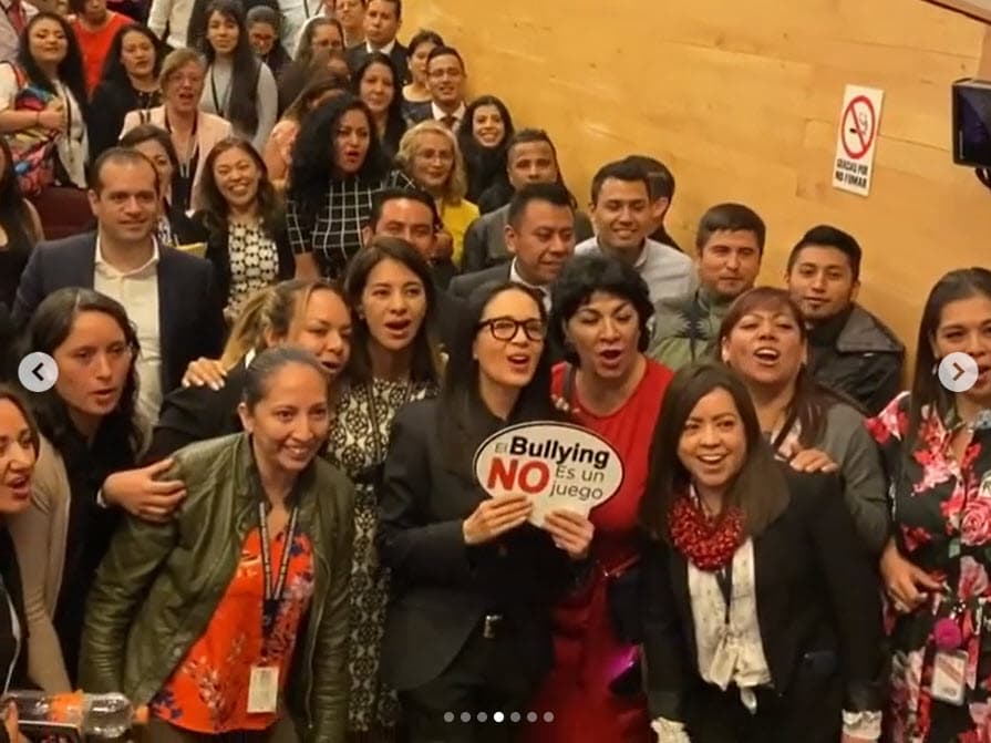 También enfatizó en el tema del acoso y pidió que se tome con seriedad: "El 'bullying' no es un juego, es una agresión que lesiona la autoestima y esas cicatrices pueden durar toda la vida".