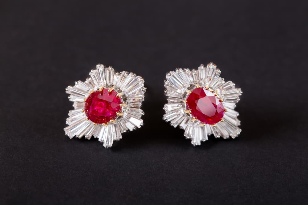 Un rubí brinda a Leo muchos beneficios; así como un rubí toma la luz y la devuelve multiplicada, toma oportunidades y cualidades de una persona y las emana más intensas. Así que combinaciones de diamantes, rubí y oro serán tu combo ganador.