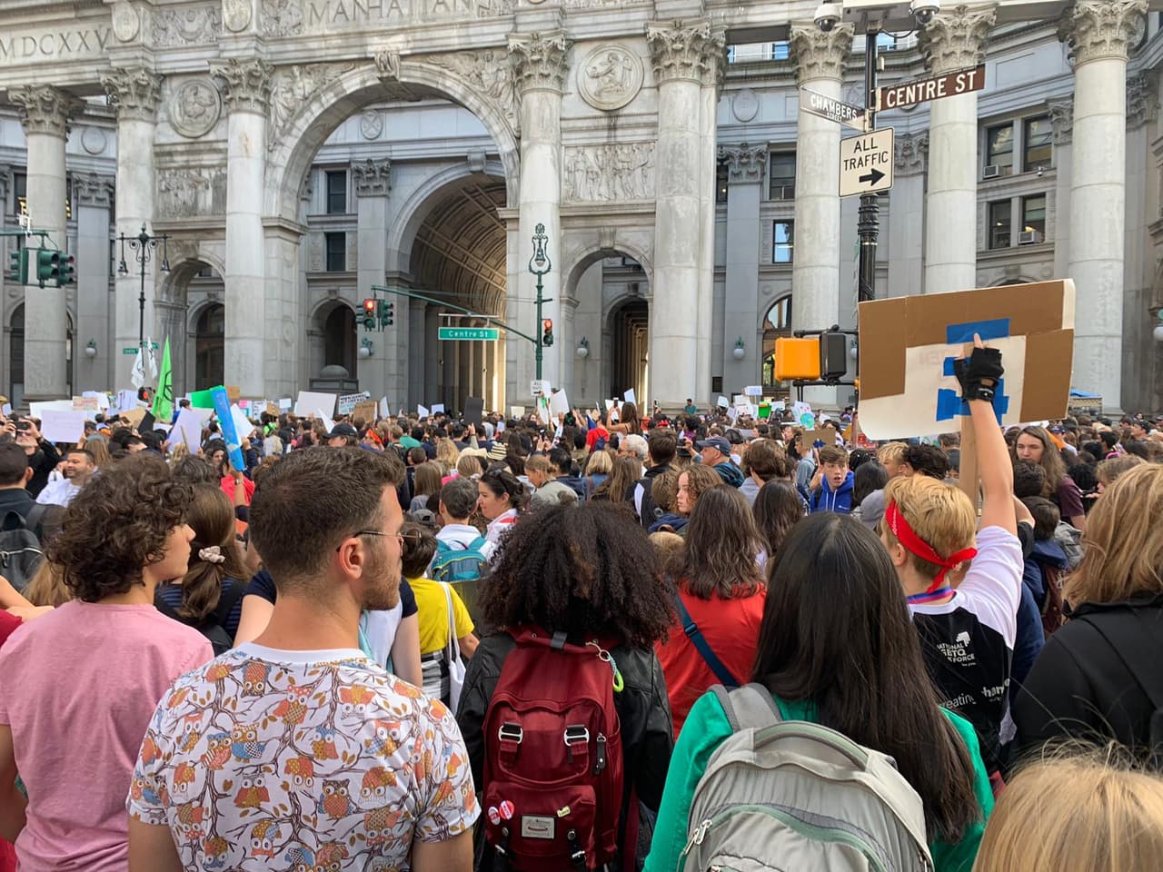 Son tantas las personas que se recomienda utilizar el transporte público en la zona por los cierres de calles.